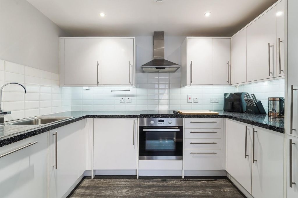 Property photo 2 of 14 Bishops House, Flat (6).Jpg