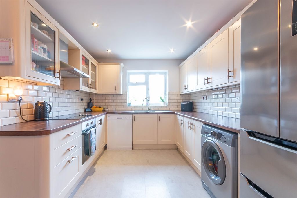 Property photo 3 of 16 Kitchen Diner