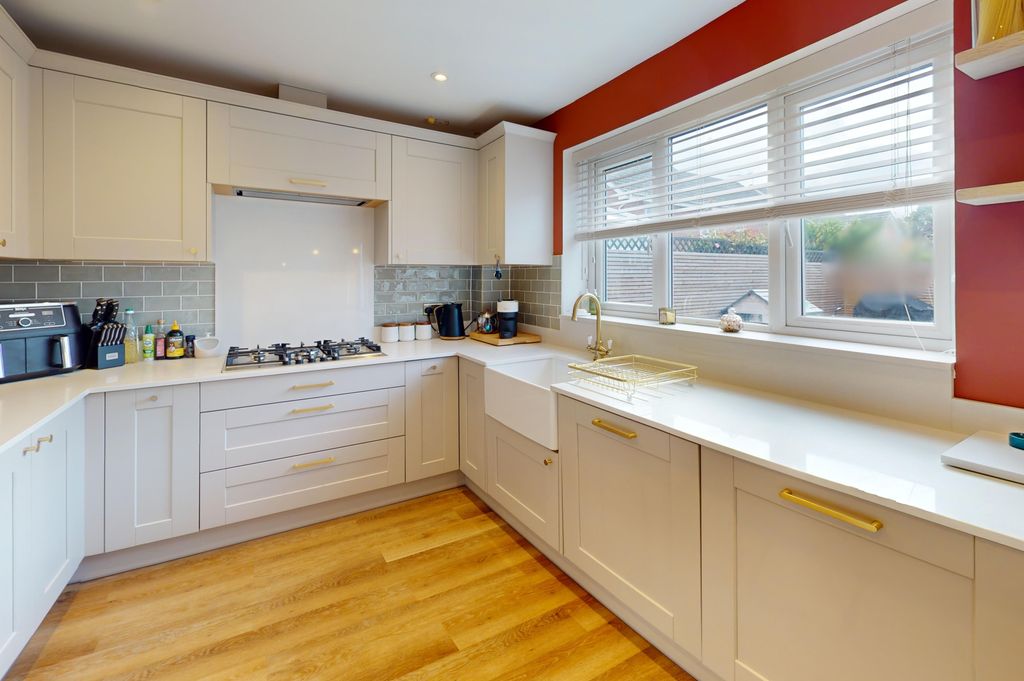 Property photo 3 of 25 Hillmeadow (2)