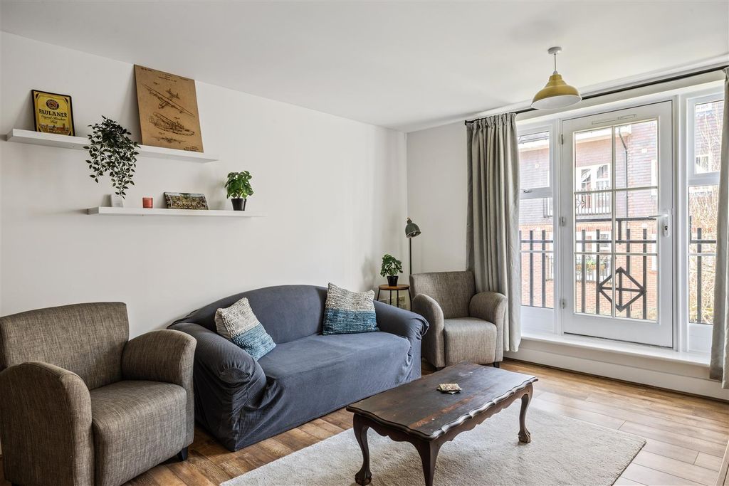 Property photo 3 of 14 10 Woodcote House-10.Jpg