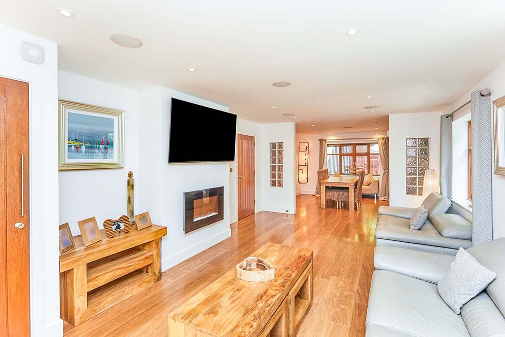 Property photo 3 of 16 Lounge