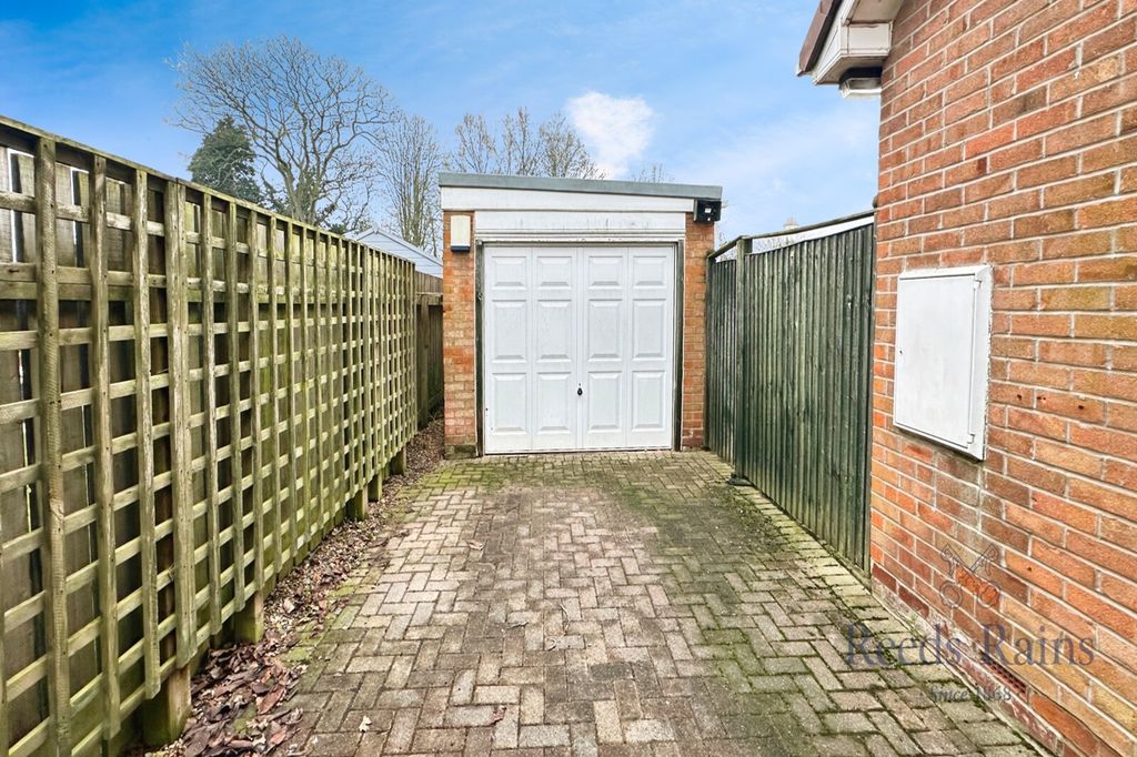 Property photo 2 of 13 Garage
