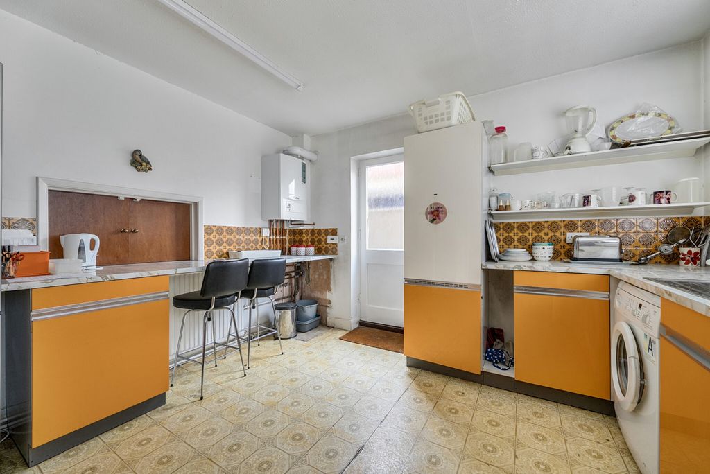 Property photo 2 of 19 1364159-18-68ee3c...