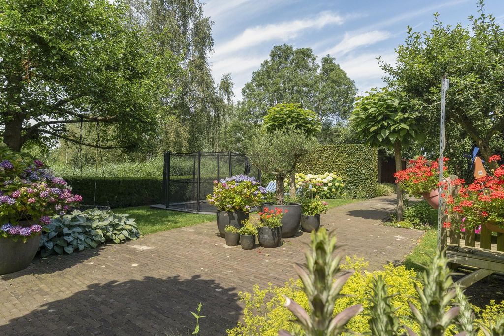 Property photo 2 of 49