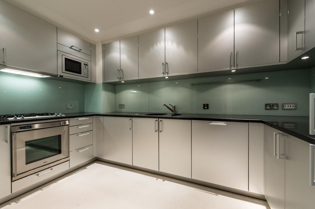 Property photo 3 of 9 Kitchen