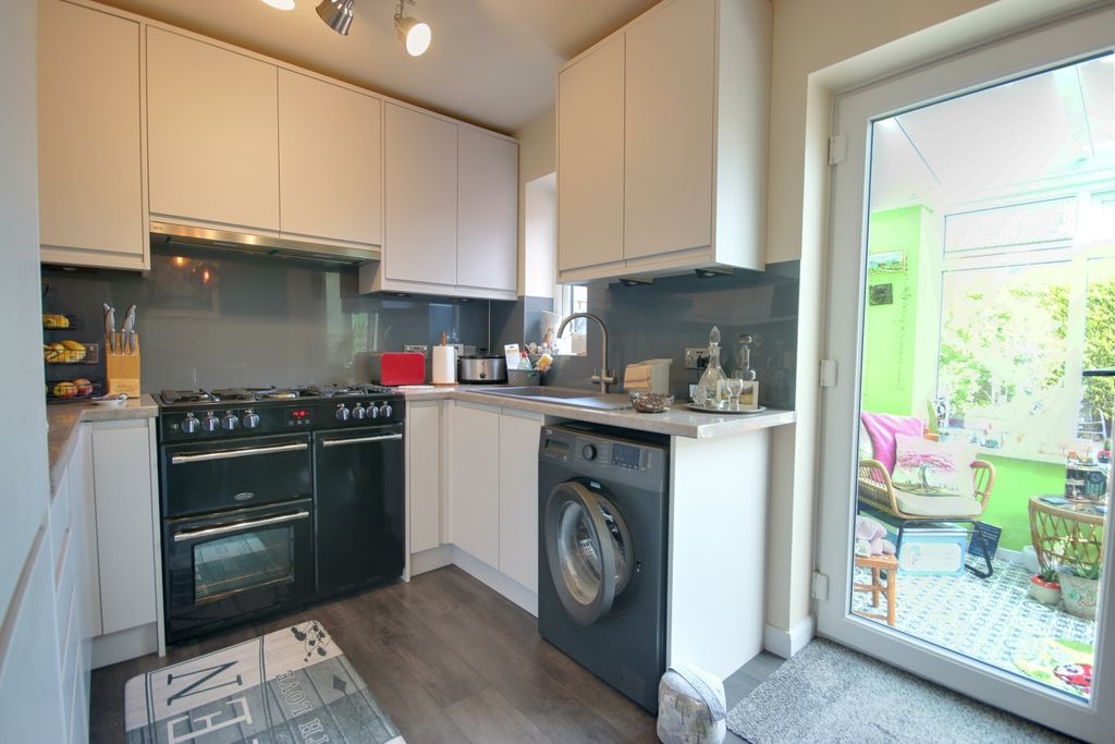 Property photo 3 of 17 1 Kit Din B