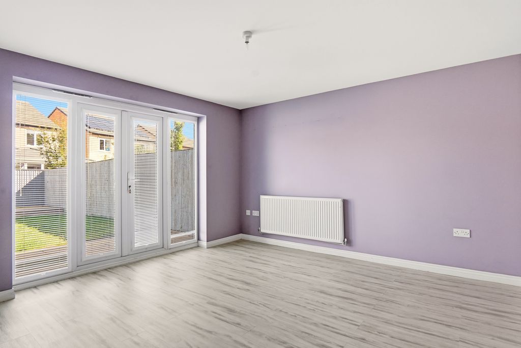 Property photo 2 of 18 Img004