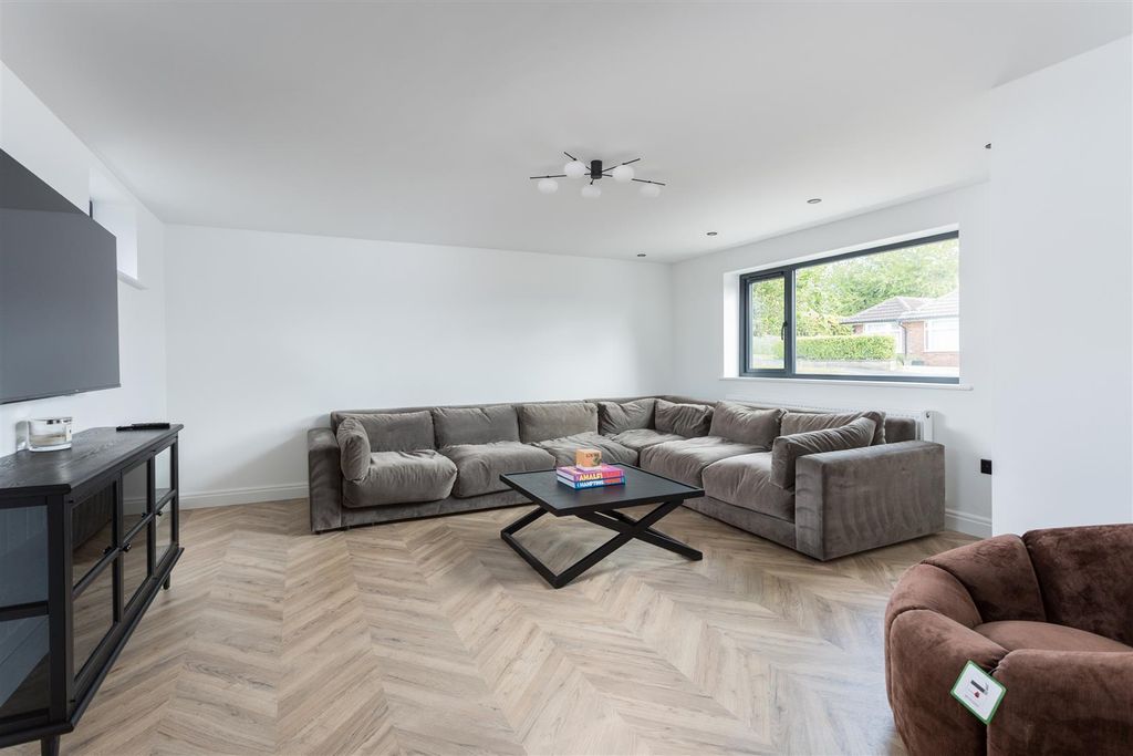 Property photo 3 of 26 10 Tredgold Close-09.Jpg