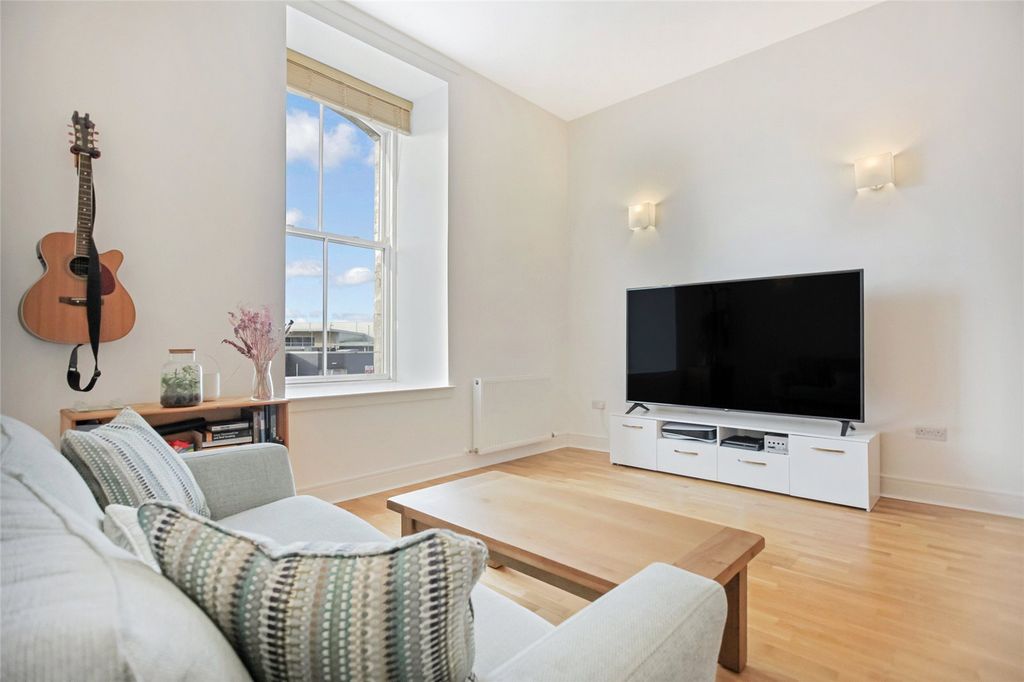 Property photo 2 of 21 Living/Dining Room