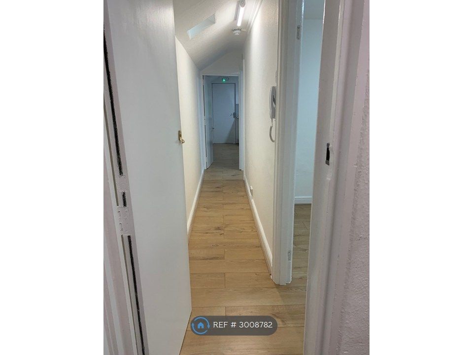 Property photo 3 of 8 Hallway