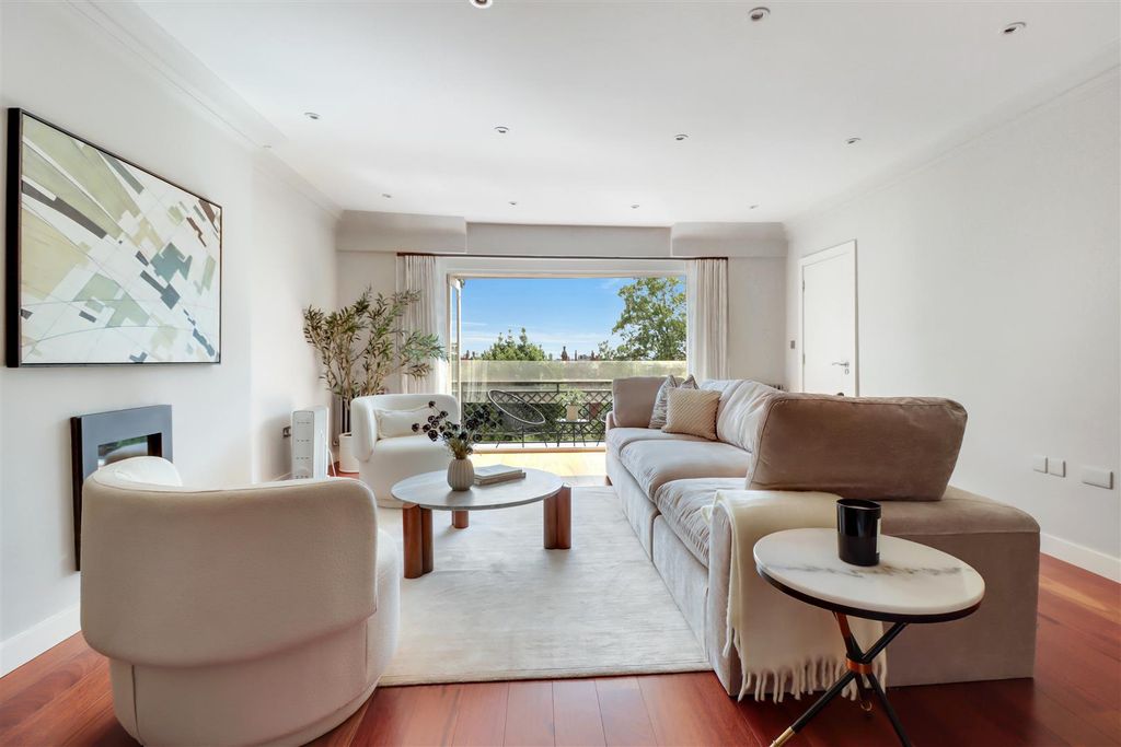Property photo 3 of 22 Lounge2.Jpg