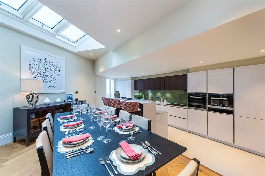 Property photo 3 of 11 Kitchen/Dining