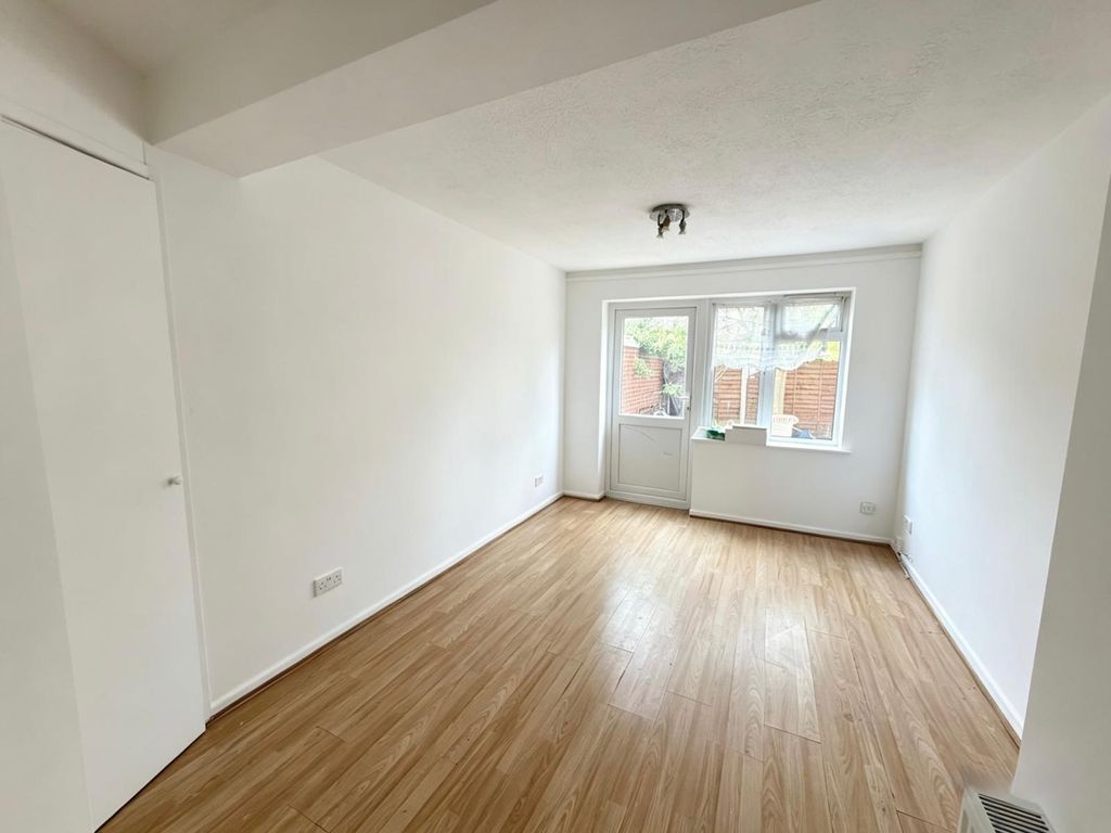Property photo 3 of 11 22 Maryside, Langley, Slough, Sl3 7Et (9)