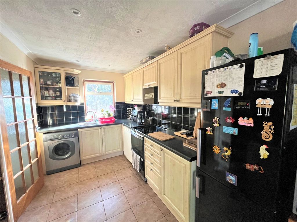 Property photo 2 of 10 Kitchen