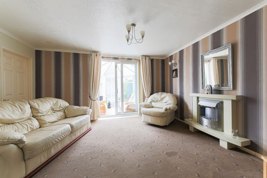 Property photo 3 of 18 Living Room