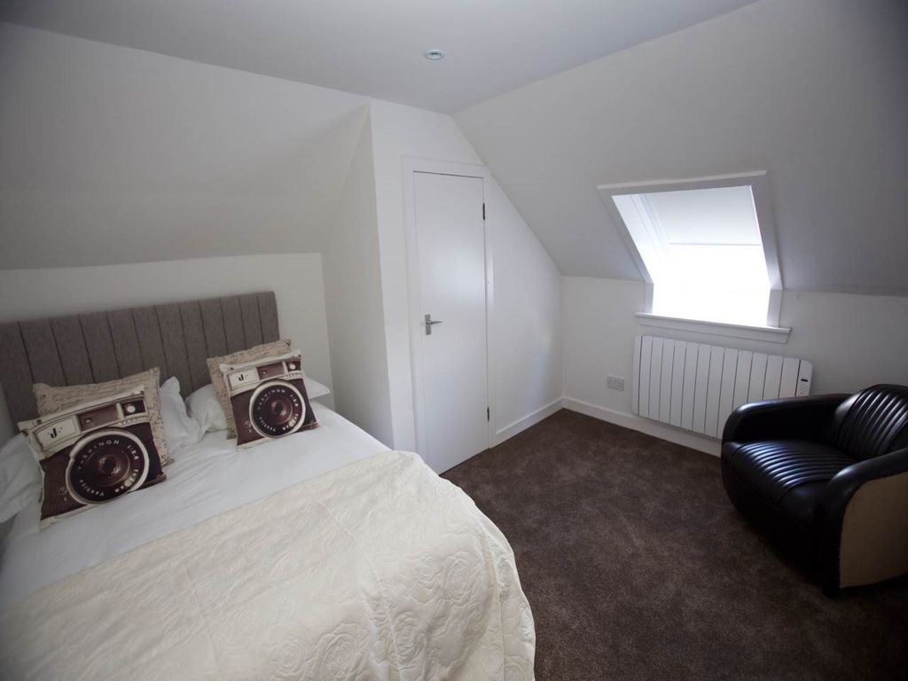 Property photo 3 of 8 Bed 1