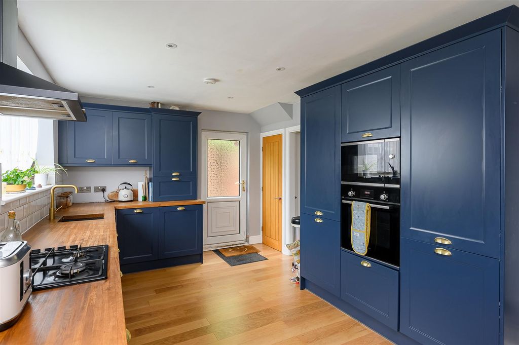 Property photo 2 of 11 Kitchen