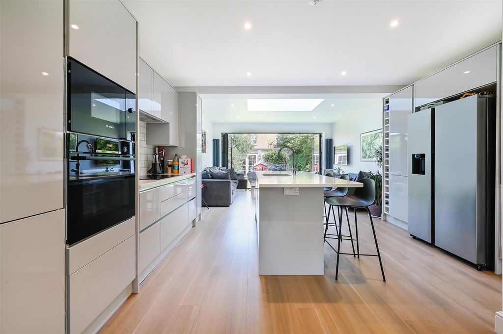 Property photo 2 of 11 Kitchen