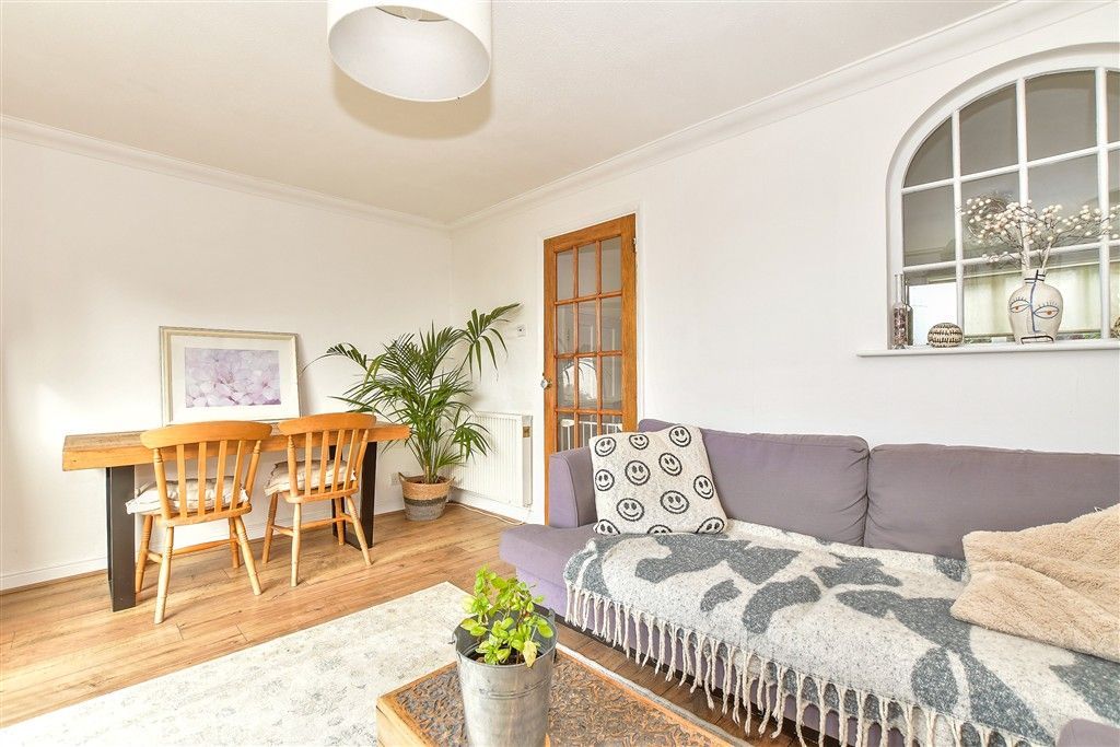 Property photo 1 of 9 Lounge