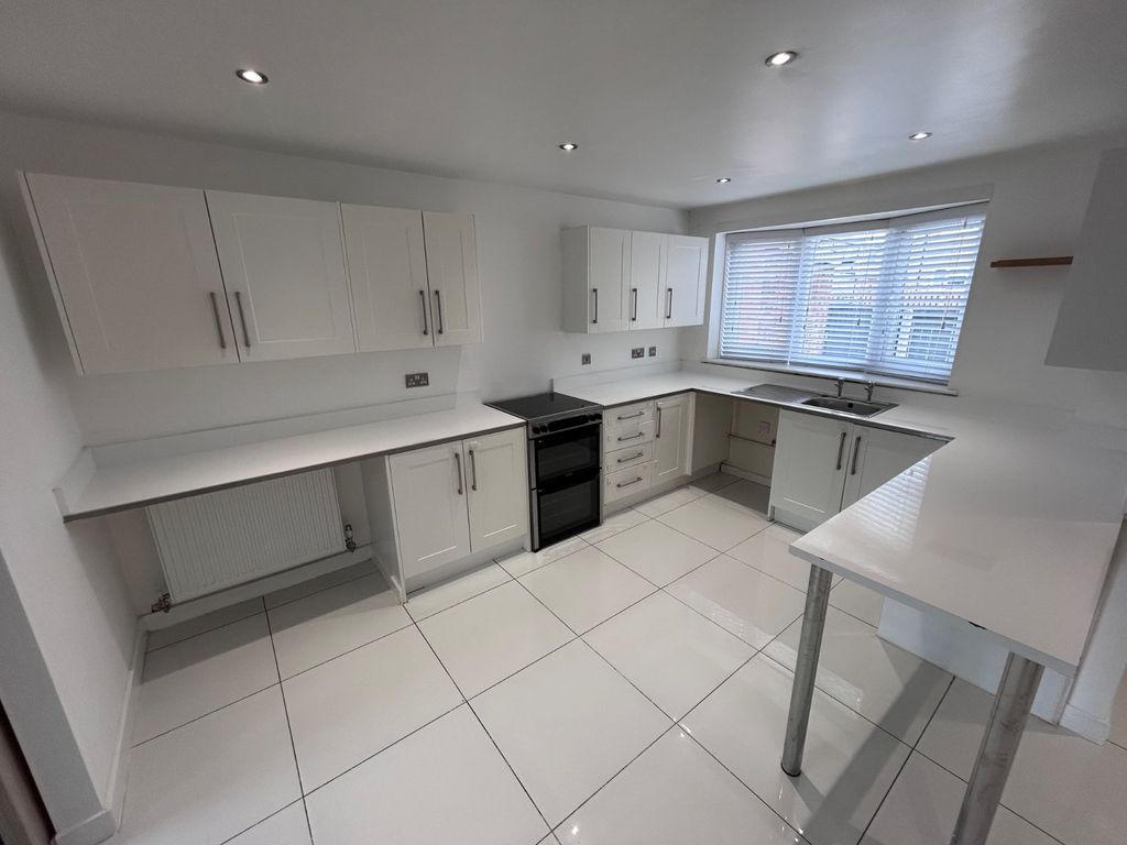 Property photo 2 of 9 Kitchen