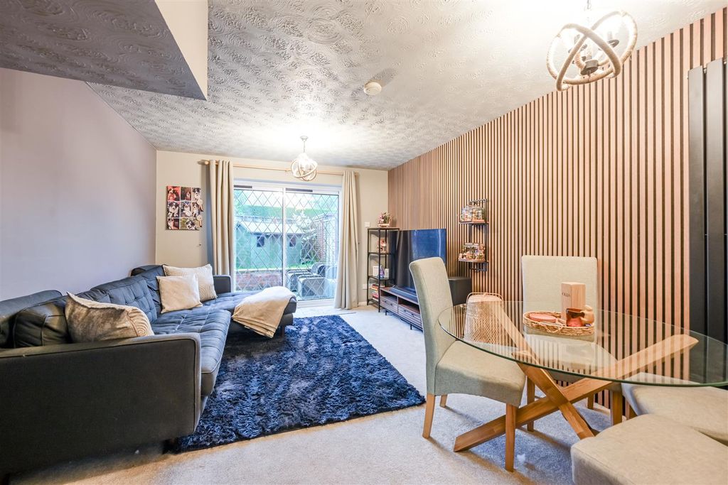 Property photo 2 of 20 Wolfscote Dale, Church Gresley (11).Jpg