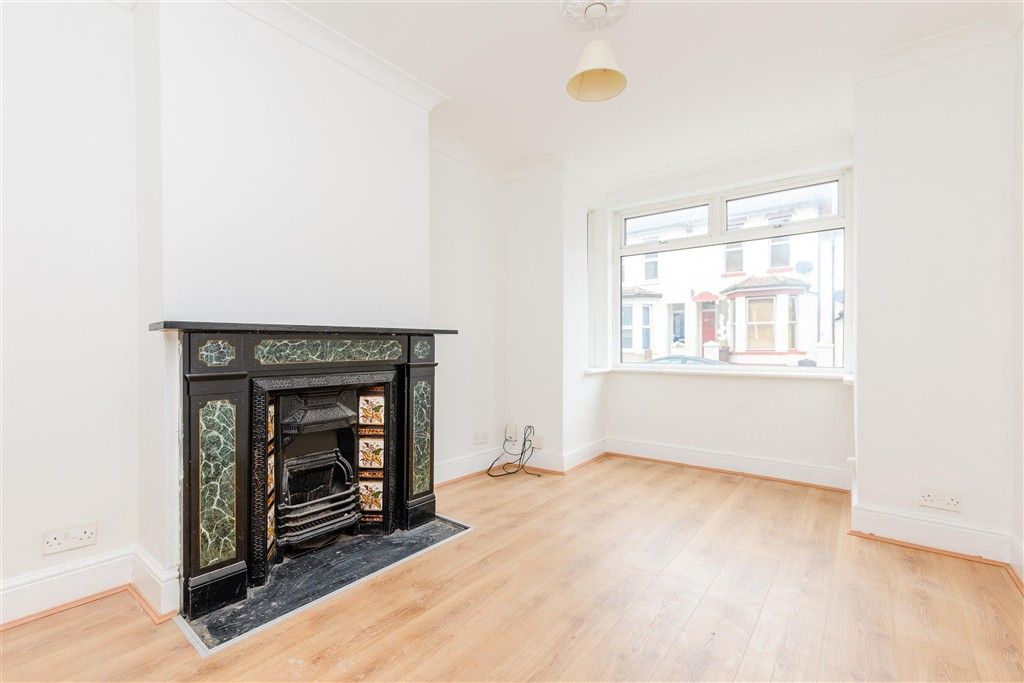 Property photo 1 of 8 Lounge