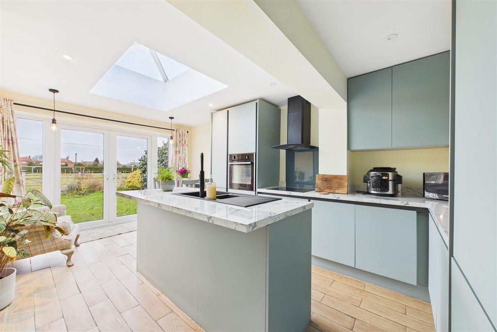 Property photo 2 of 17 Cam04235G0-Pr0121-Still010.Jpg