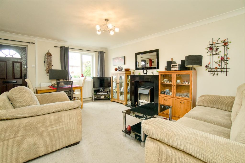 Property photo 3 of 12 Lounge