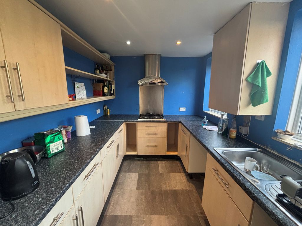 Property photo 3 of 9 Kitchen