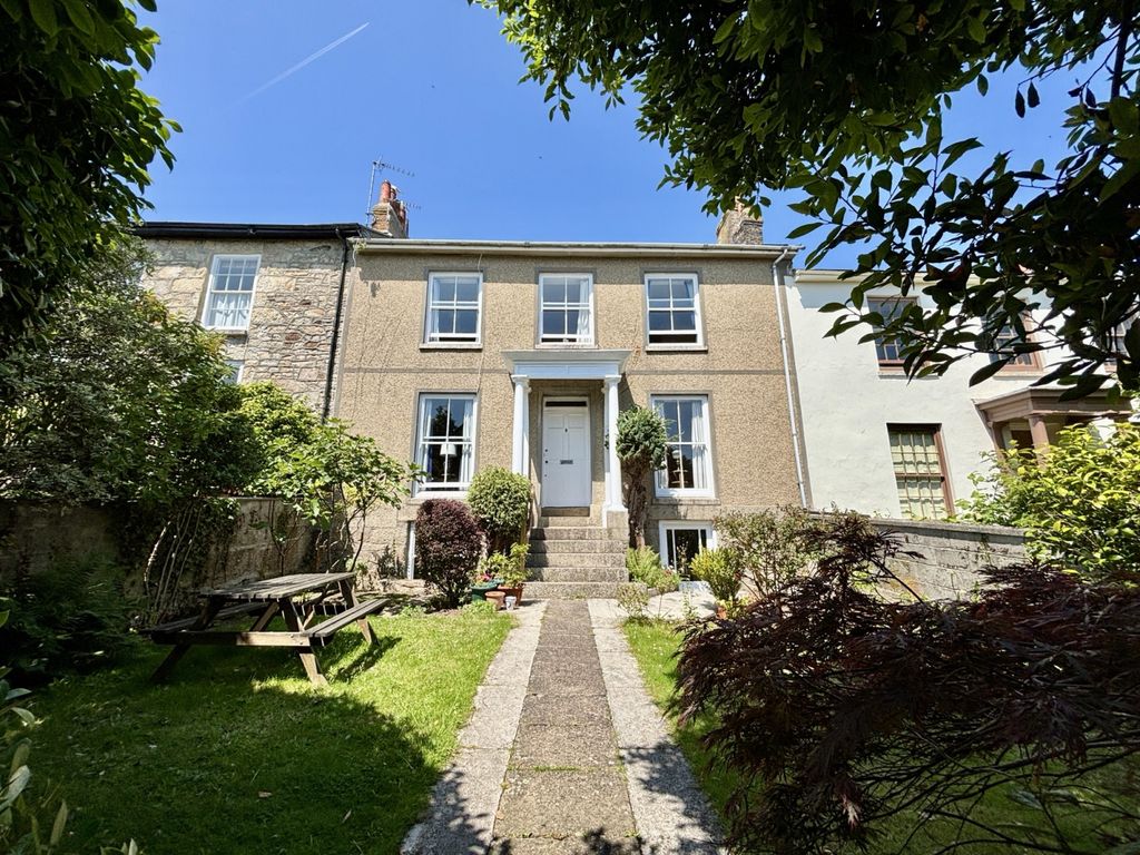 Property photo 1 of 13 6 Bedroom Mid Terrace House For Sale