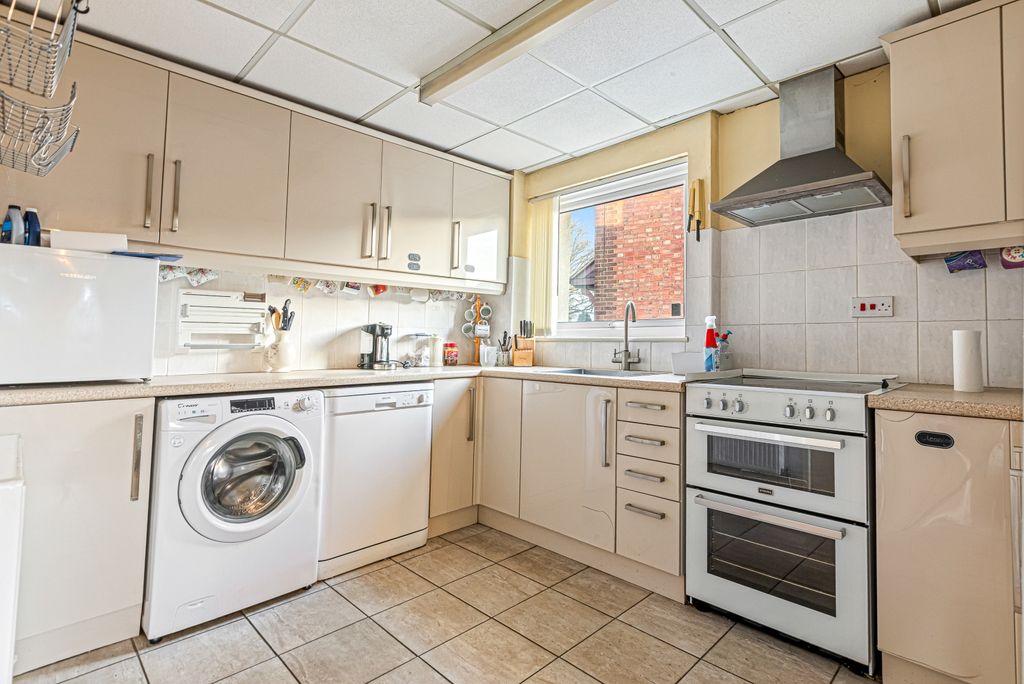 Property photo 3 of 18 Kitchen