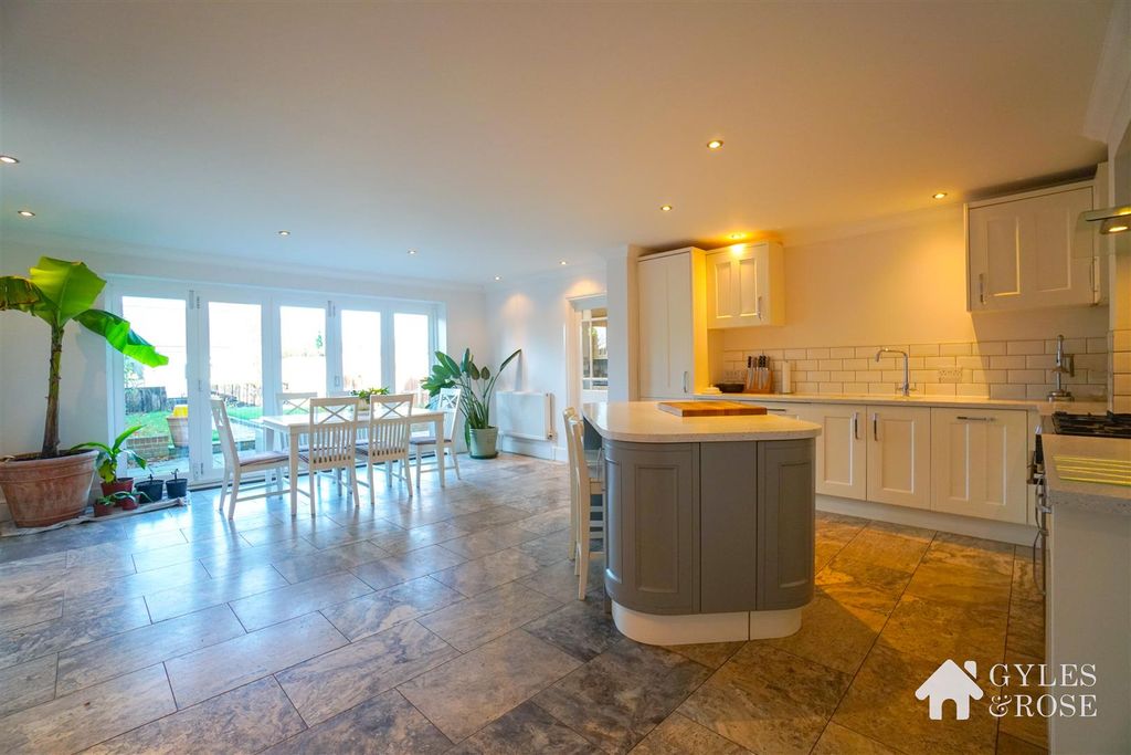 Property photo 2 of 20 Kitchen/Dining Room
