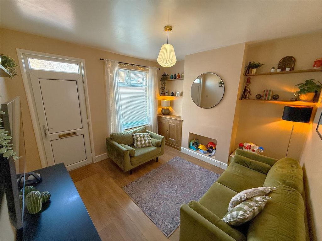 Property photo 3 of 13 Living B.Jpg