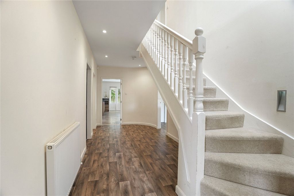 Property photo 3 of 31 Beechcroft Avenue