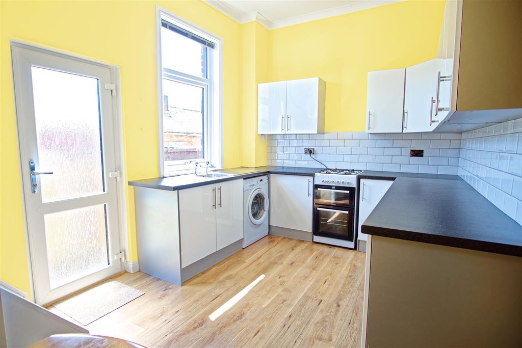 Property photo 3 of 9 Kitchen