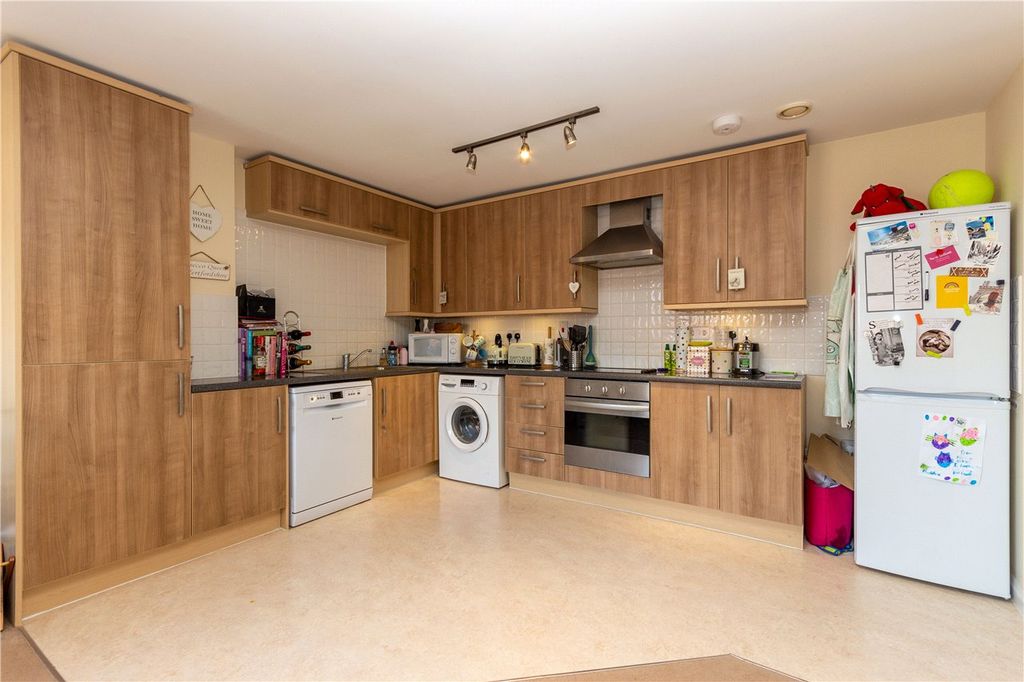 Property photo 3 of 10 Kitchen