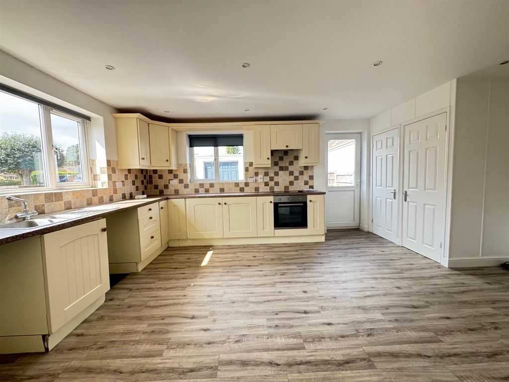 Property photo 2 of 10 Kitchen