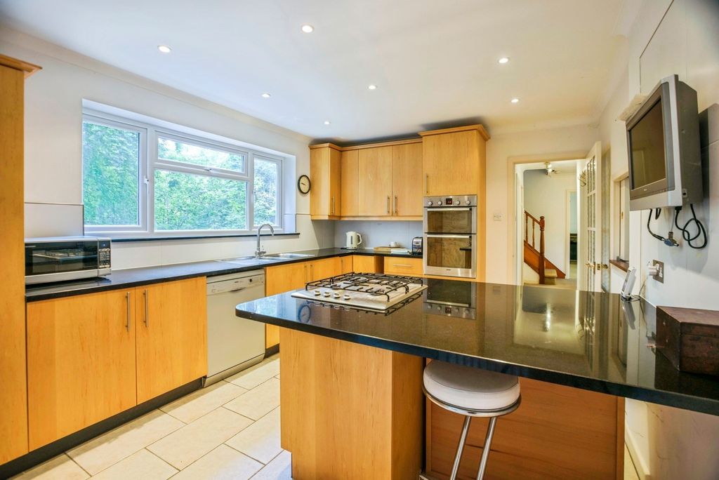 Property photo 3 of 17 Kitchen