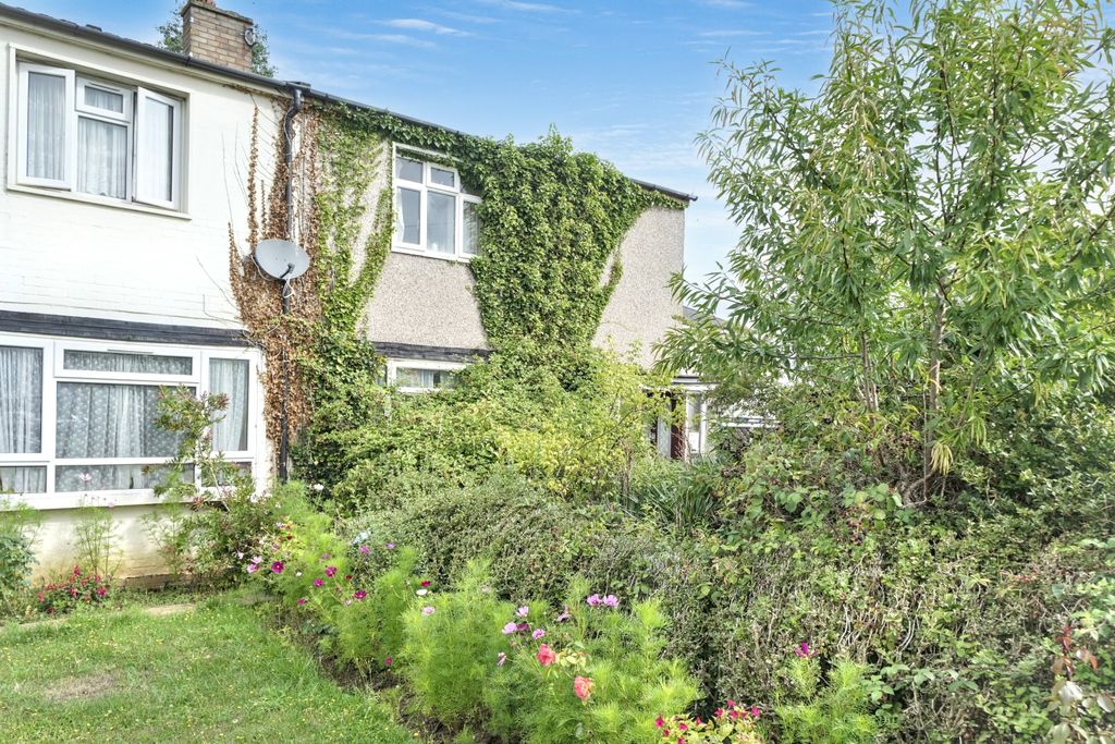 Property photo 2 of 7 50 Preston Road, Shepperton, Middlesex Tw17 0Bg