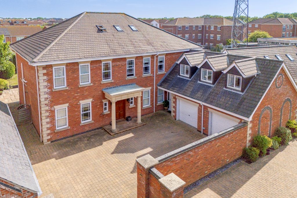 Property photo 1 of 38 2 Manor Drive (Skegness)-1