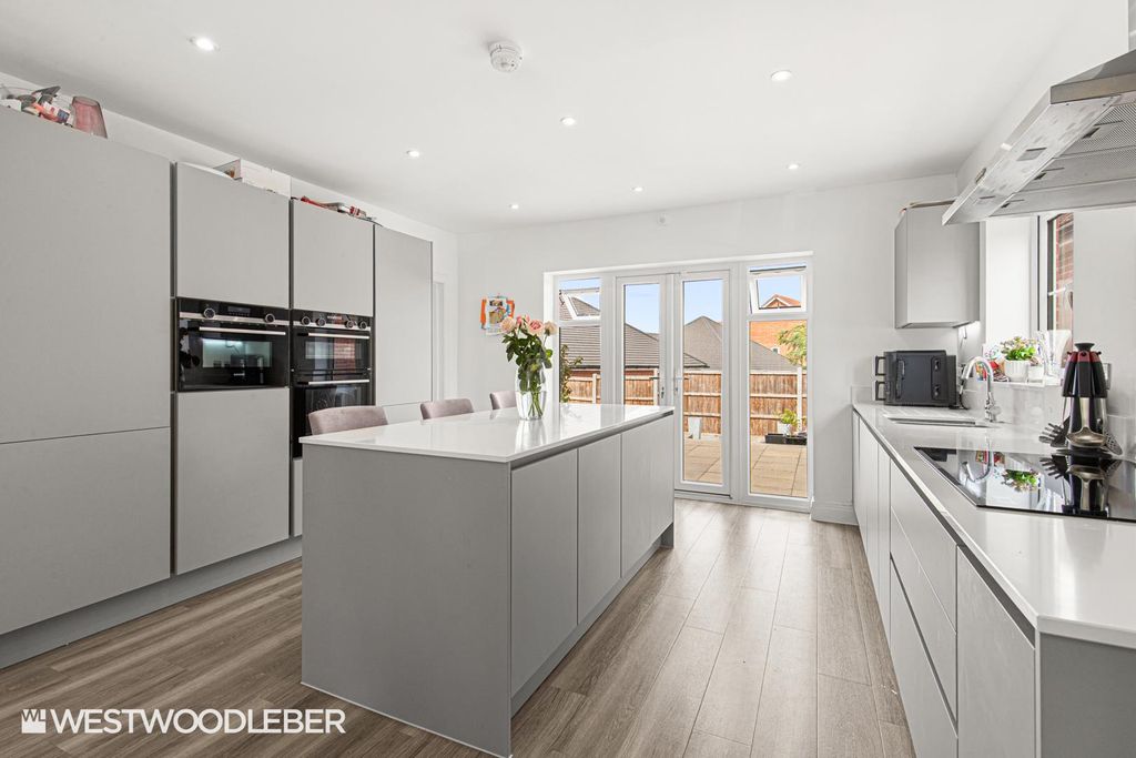 Property photo 2 of 35 Wheatfieldgardens_32.Jpg