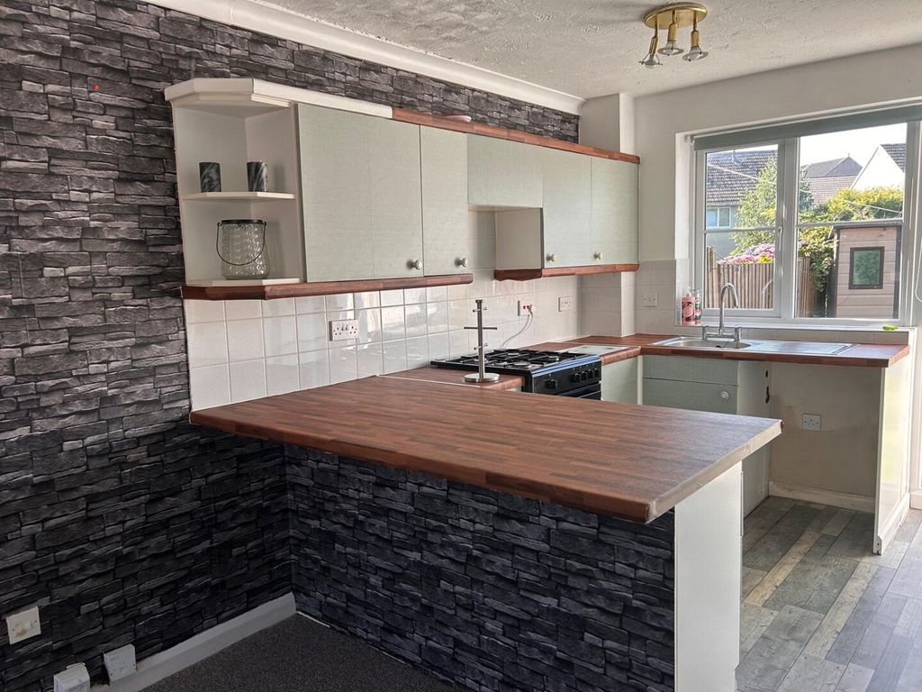 Property photo 3 of 8 Kitchen