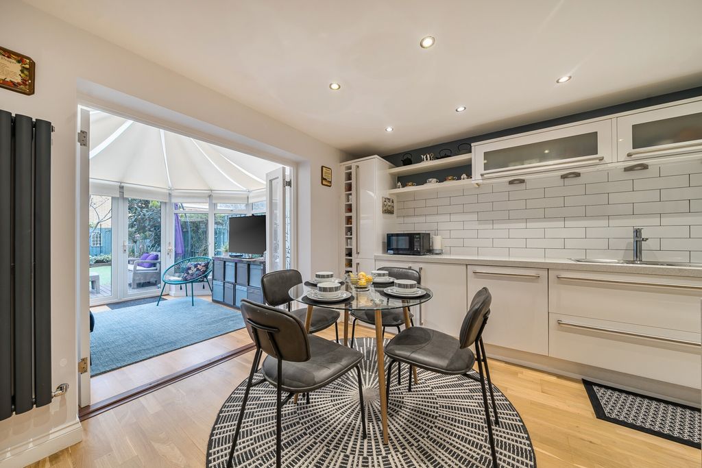 Property photo 2 of 18 Kitchen