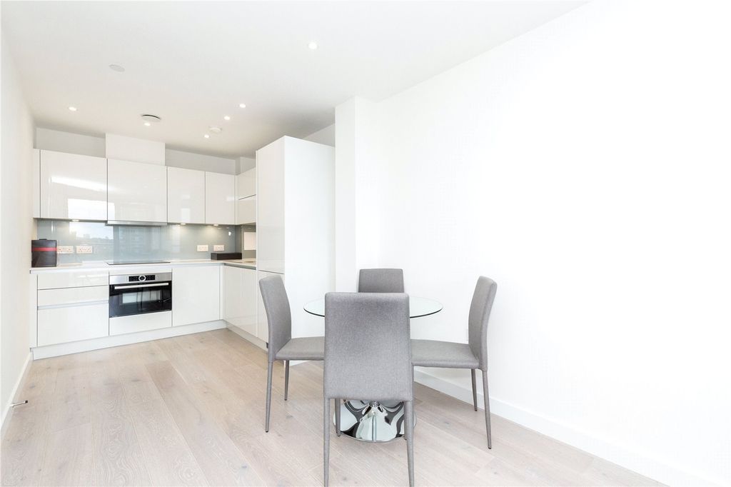Property photo 2 of 11 Kitchen Dining Area