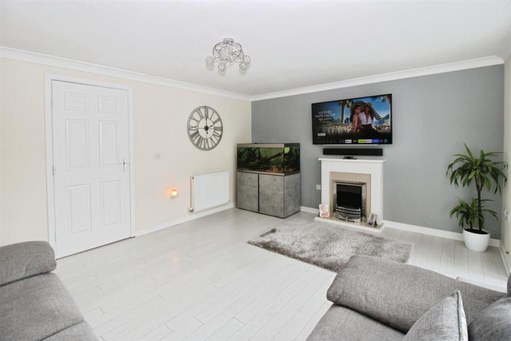 Property photo 3 of 13 Lounge