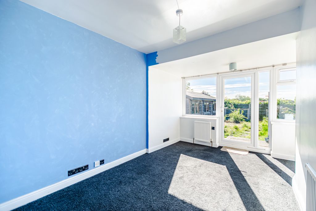 Property photo 1 of 20 Bedroom With Doors To The Garden