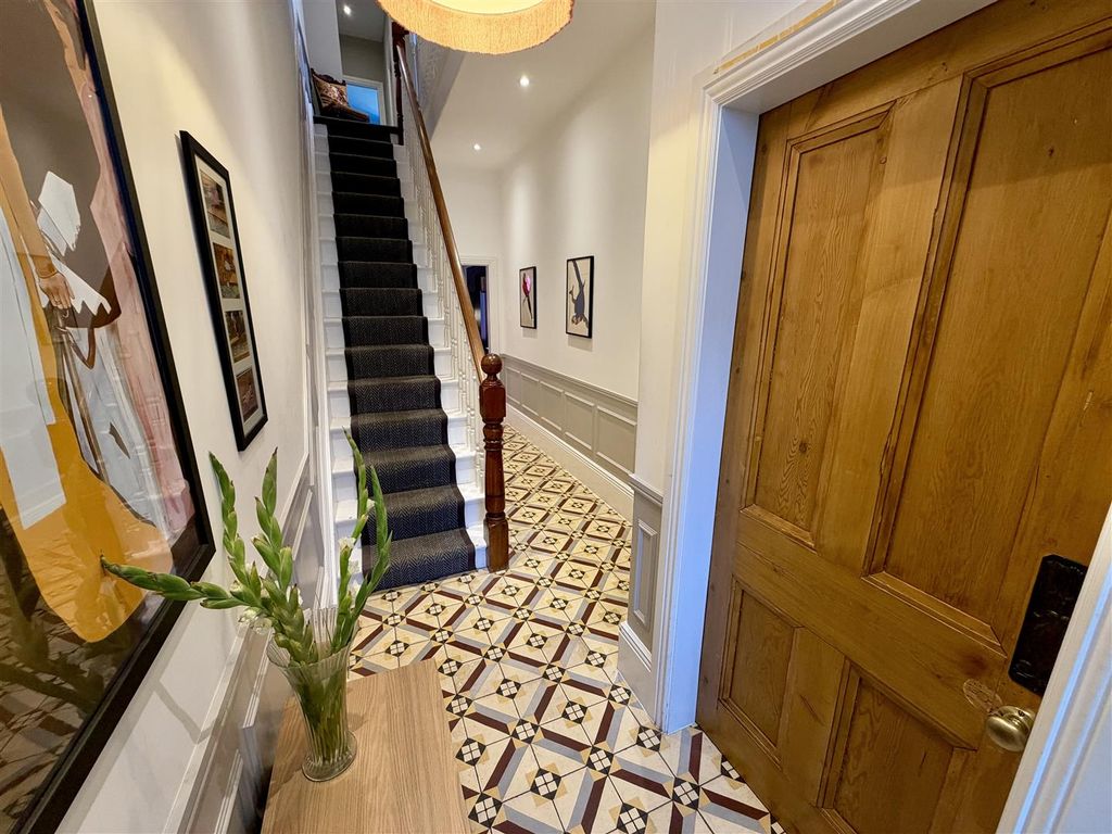 Property photo 2 of 19 Entrance Hall