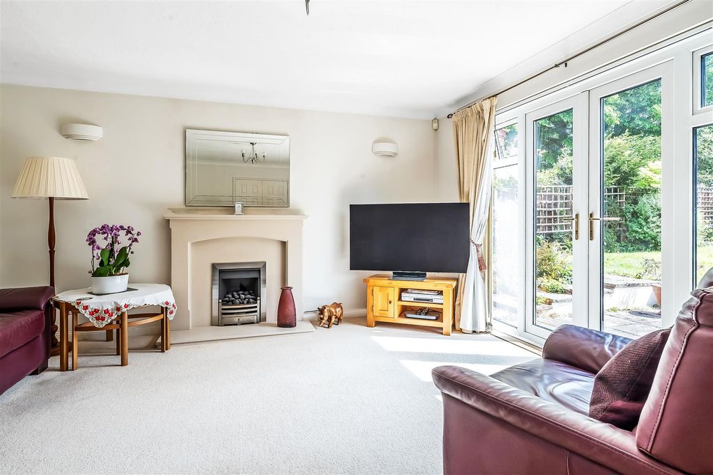 Property photo 3 of 20 6-Aston-Close-10.Jpg