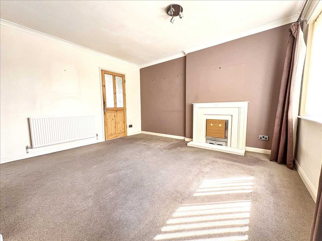 Property photo 3 of 13 Lounge
