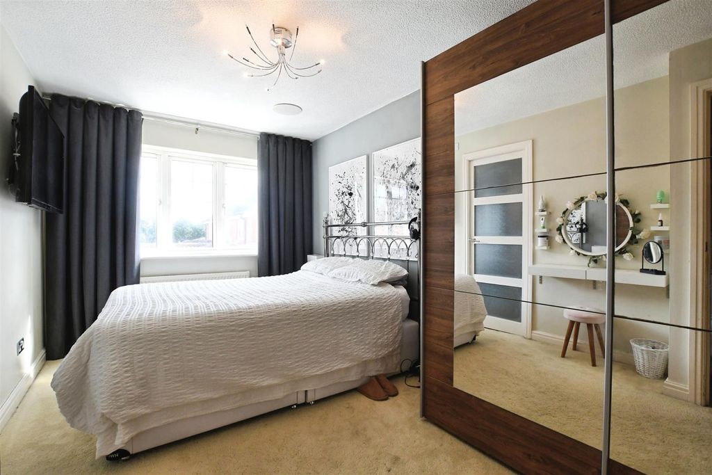 Property photo 3 of 21 Bedroom 1